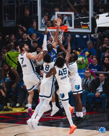 AU Lucky 10-快攻反击中一打四！隔扣四名防守人！NBA年度最佳扣篮来了！